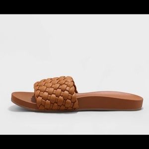 Woman’s Poly woven slide sandal size 7 new